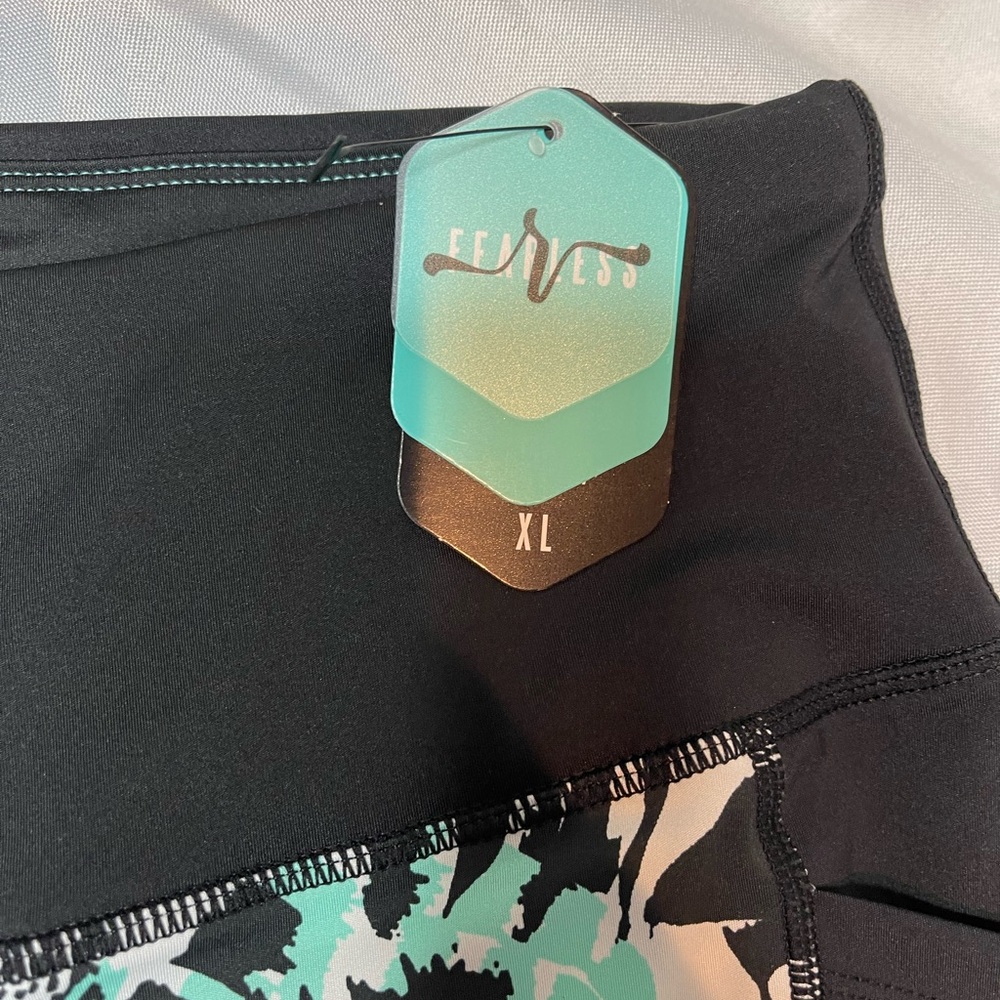 LuLaRoe Fearless Crop Fitness Leggings - Picture 5 of 7